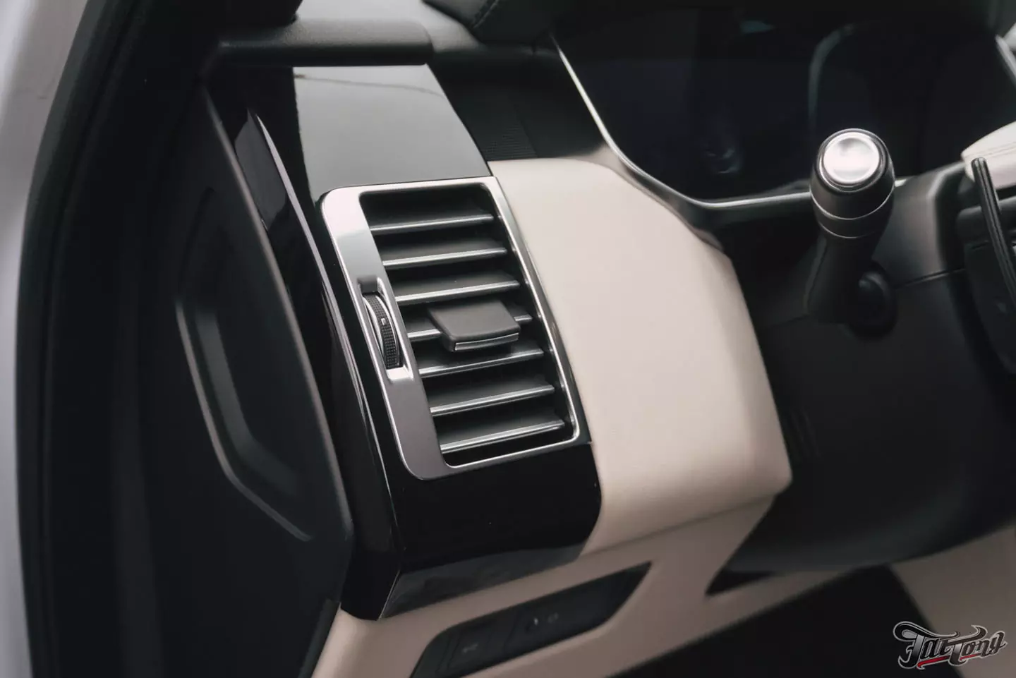 Химчистка и ремонт кожи в салоне Range Rover